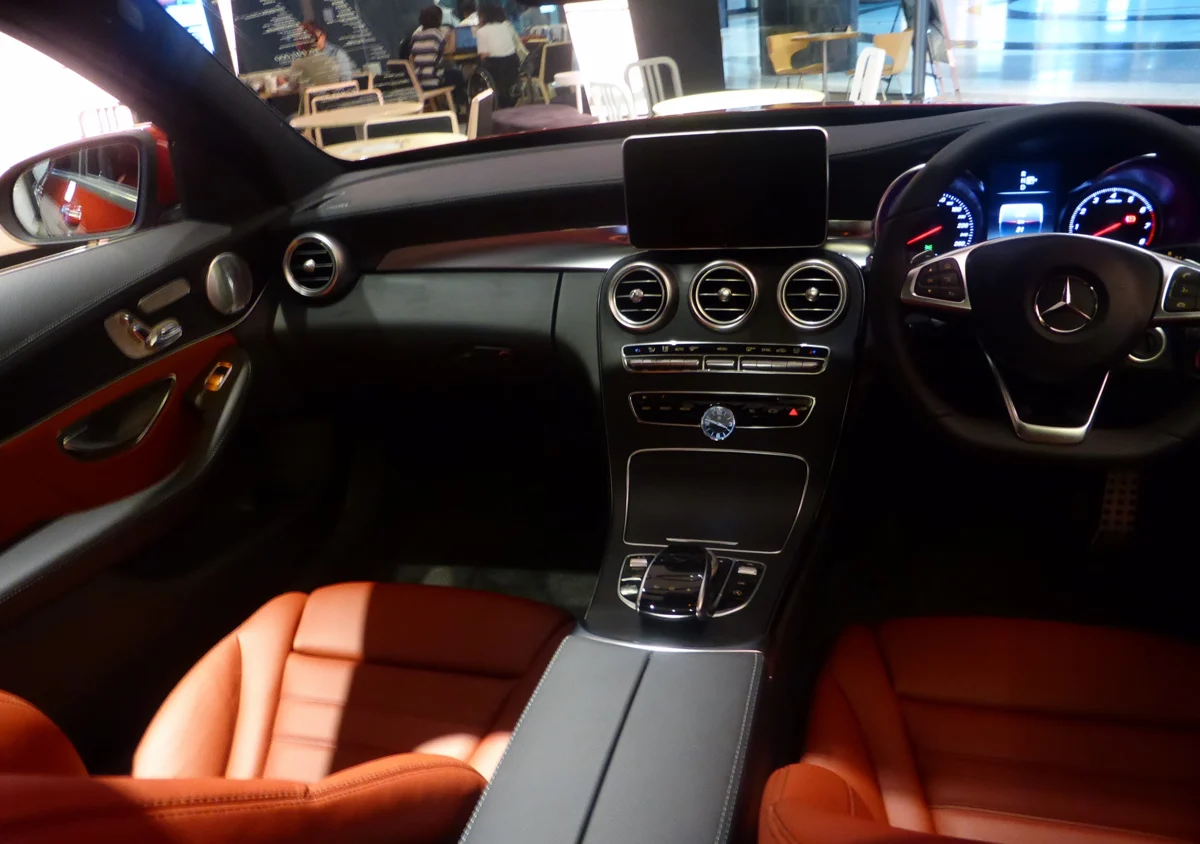 Right-hand-drive C250 W205 dashboard and controls