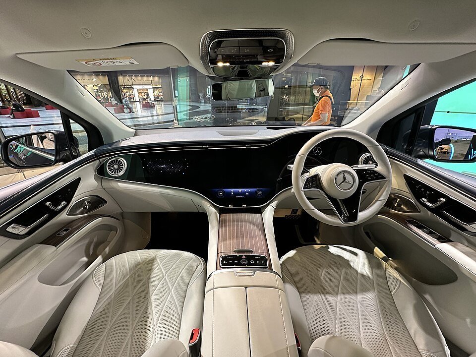 Dashboard and controls of a Mercedes EQS 450 4MATIC SUV