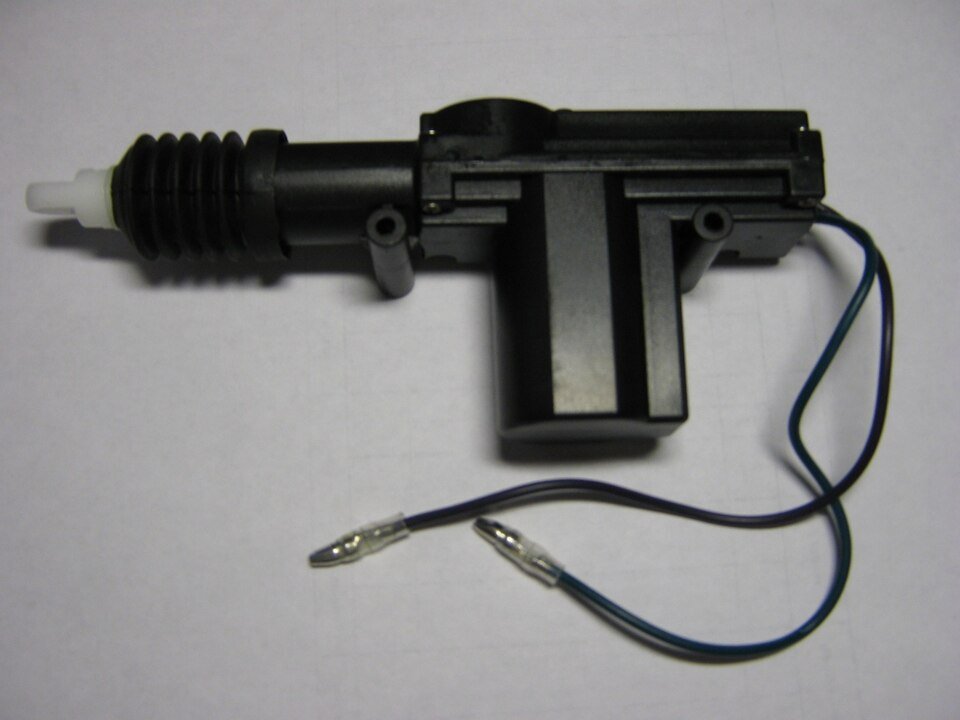 Standalone electric central locking actuator with pushrod and two wires