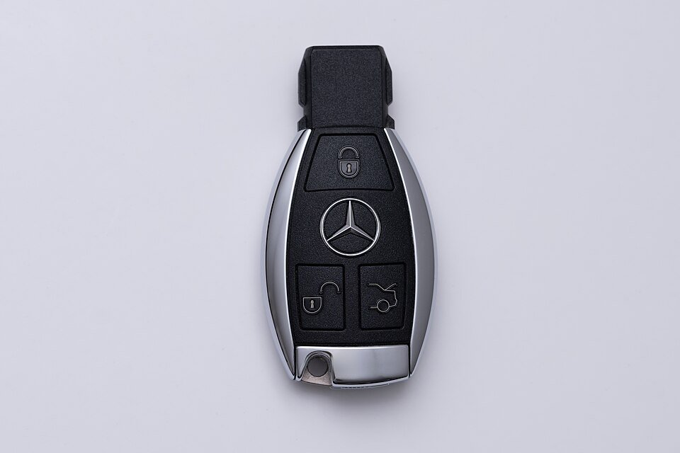 Mercedes SmartKey with separate lock, unlock and trunk buttons