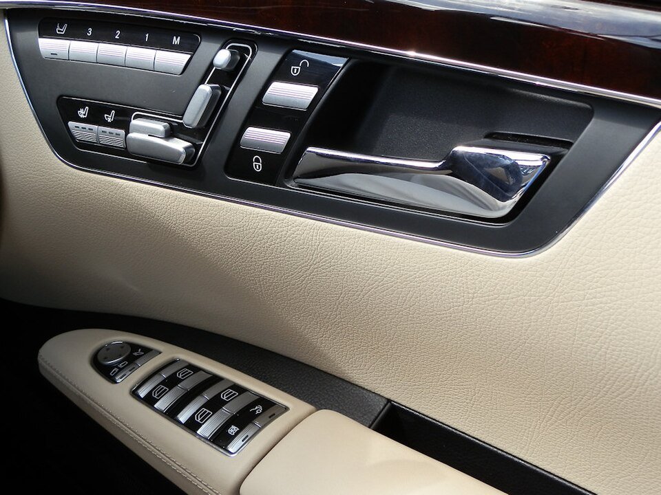 Lock and unlock buttons beside the inside handle on a 2007 Mercedes S500 W221 door