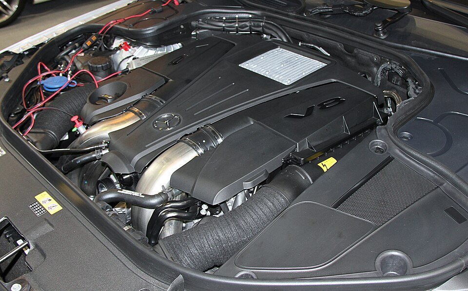 Engine compartment of a Mercedes S550 long V222