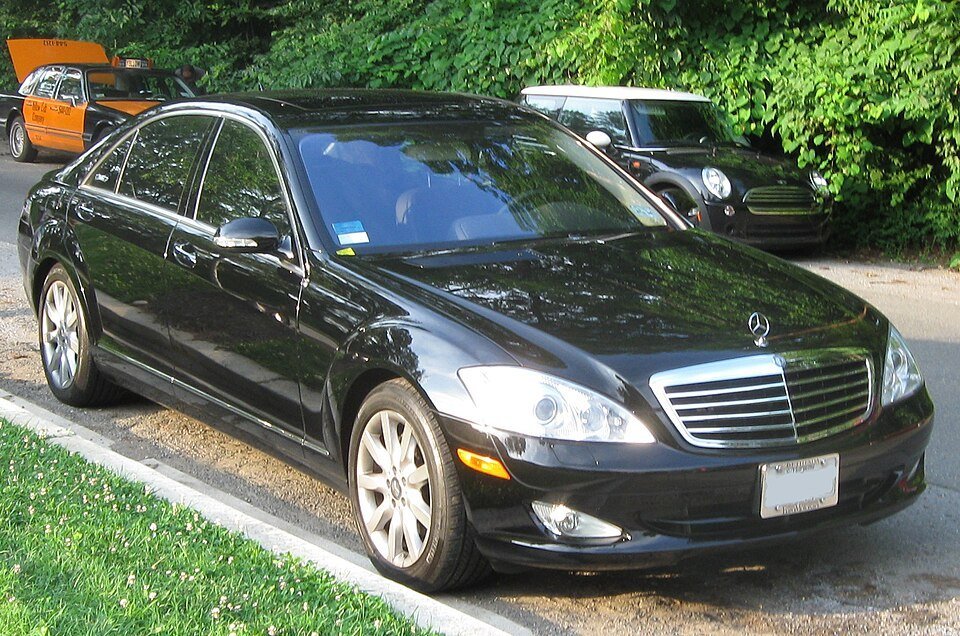 Mercedes S550 W221 sedan viewed from the front